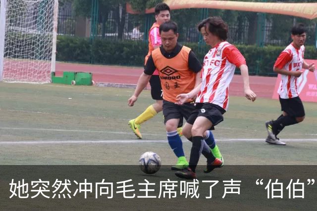 她突然冲向毛主席喊了声“伯伯”，警卫刚要拦，周总理一把攥住了他的胳膊